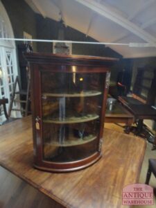 Antieke hang hoekkast met gebogen ruit van mahoniehout