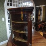 Antieke hang hoekkast met gebogen ruit van mahoniehout 2