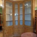 Antieke hoek boekenkast, winkelkast, vitrinekast 1