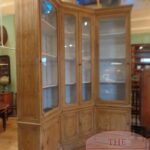 Antieke hoek boekenkast, winkelkast, vitrinekast 2