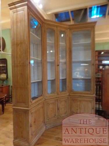 Antieke hoek boekenkast, winkelkast, vitrinekast 2