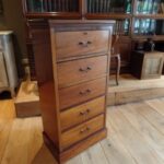 antieke hoge smalle mahonie ladekast 2