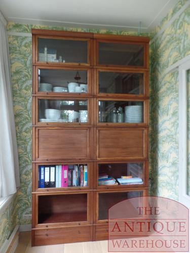 antieke hoge stapelbare mahoniehouten boekenkast van MD Bibliotheque