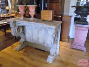 Antieke Italiaanse side table van eikenhout met prachtig snijwerk in de poten