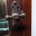 Antieke kleine mahoniehouten Engelse vitrinekast 3