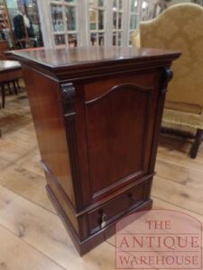 antieke kluis in safe cabinet