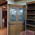 Antieke laat 18 de eeuwse eikenhouten hoekkast 1