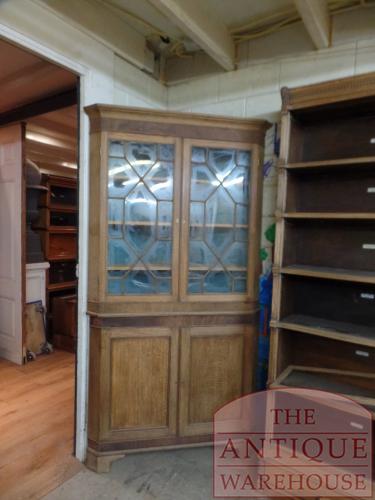 Antieke laat 18 de eeuwse eikenhouten hoekkast