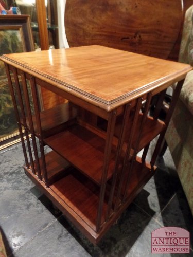 Antieke lage boekenmolen 2