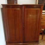 Antieke lage compacte mahonie kledingkast 1