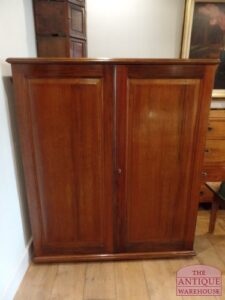 Antieke lage compacte mahonie kledingkast