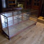 Antieke lage en brede mahonie vitrine 1