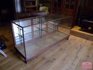 Antieke lage en brede mahonie vitrine