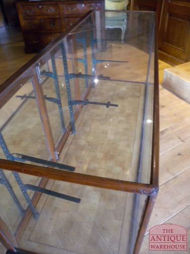Antieke lage en brede mahonie vitrine 2