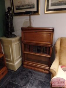 antieke lage Globe Wernicke boekenkast met secretaire deel