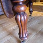 antieke mahonie pembroke tafel met bewerkte poten en wieltjes 1