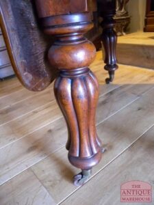 Antieke mahonie pembroke tafel met bewerkte poten en wieltjes, circa 1800