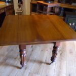 antieke mahonie pembroke tafel met bewerkte poten en wieltjes 2