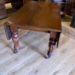 antieke mahonie pembroke tafel met bewerkte poten en wieltjes 3