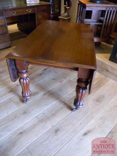 antieke mahonie pembroke tafel met bewerkte poten en wieltjes 3
