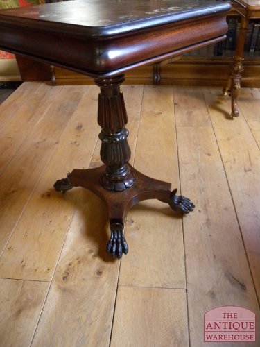 Antieke mahonie schaaktafel met prachtig snijwerk in de poten