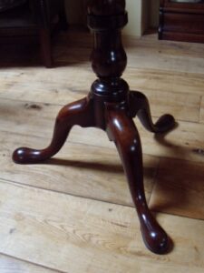 antieke mahonie tilt-top tafel, circa 1800, SOLD