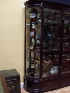 antieke mahonie vitrine met gebogen ruiten , zeer zeldzaam, VERKOCHT