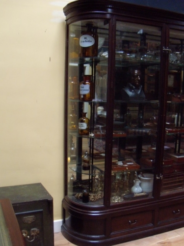 antieke mahonie vitrine met gebogen ruiten , zeer zeldzaam, VERKOCHT