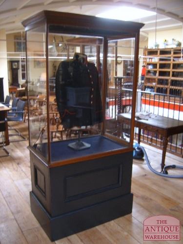 antieke mahonie vitrine, zwarte plint 2