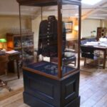 antieke mahonie vitrine, zwarte plint 3