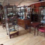 antieke mahoniehouten en eikenhouten vitrinekasten van hoge kwaliteit 1