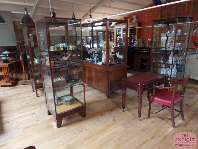 antieke mahoniehouten en eikenhouten vitrinekasten van hoge kwaliteit