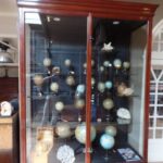 antieke mahoniehouten en eikenhouten vitrinekasten van hoge kwaliteit 2