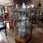 antieke mahoniehouten en eikenhouten vitrinekasten van hoge kwaliteit 3