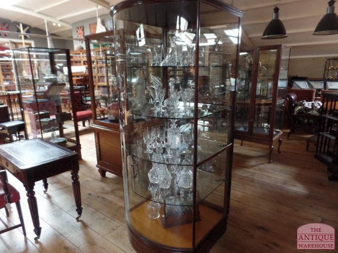 antieke mahoniehouten en eikenhouten vitrinekasten van hoge kwaliteit 3