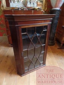 antieke mahoniehouten Engelse hoekkast