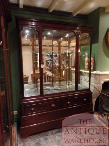 Antieke mahoniehouten vitrinekast uit Manchester