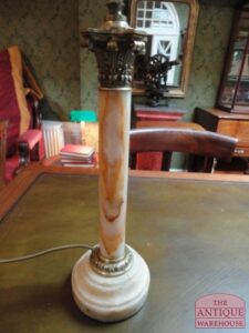 antieke marmeren corintische ronde lampenvoet