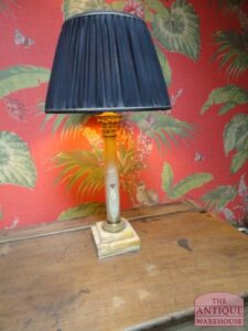 Antieke marmeren schemerlamp met blauwe kap