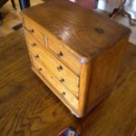 antieke miniatuur ladekast 1