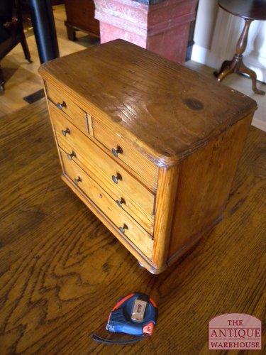 antieke miniatuur ladekast