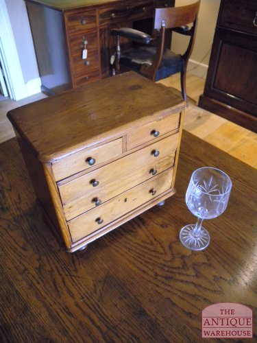 antieke miniatuur ladekast 3