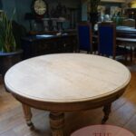 antique round extendable table from England max 8 persons 1