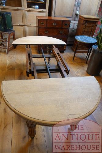 antique round extendable table from England max 8 persons 2
