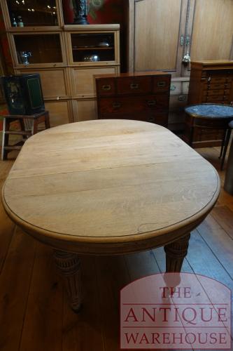 antique round extendable table from England max 8 persons 3