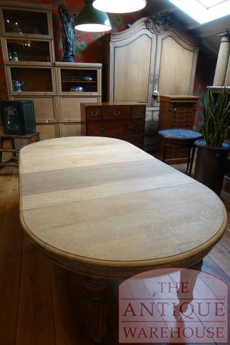 antique round extendable table from England max 8 persons 4