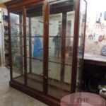 Antieke ruime mahoniehouten vitrinekast met veel bergruimte 1