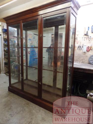 Antieke ruime mahoniehouten vitrinekast met veel bergruimte