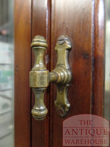 Antieke ruime mahoniehouten vitrinekast met veel bergruimte 2