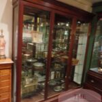 Antieke ruime mahoniehouten vitrinekast met veel bergruimte 4